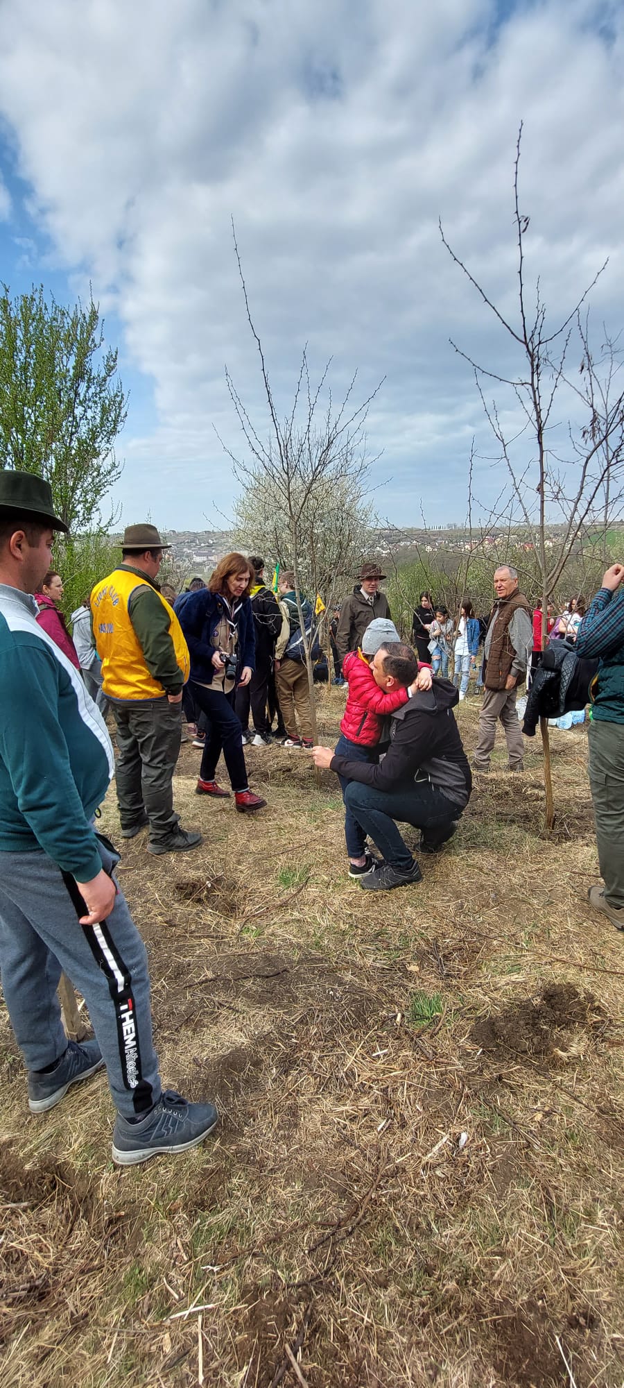 „Sădește un pom, Educă un om!”: 1.200 puieți plantați zilele trecute de Ocolul Silvic Cetățuia