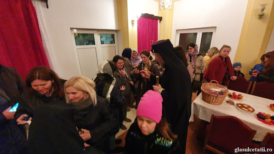 Refugiații ucraineni au participat la Slujba Învierii și la Liturghia Arhierească la Mănăstirea Gai