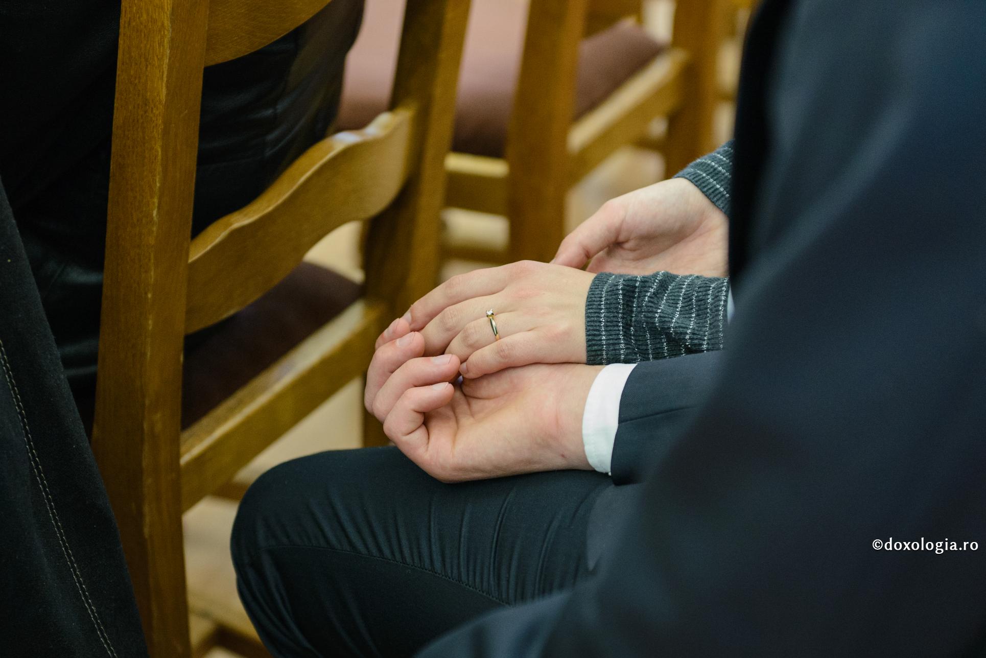 Reproșurile la adresa trecutului celuilalt fac mult rău relației de cuplu / Foto: Oana Nechifor ținere de mână