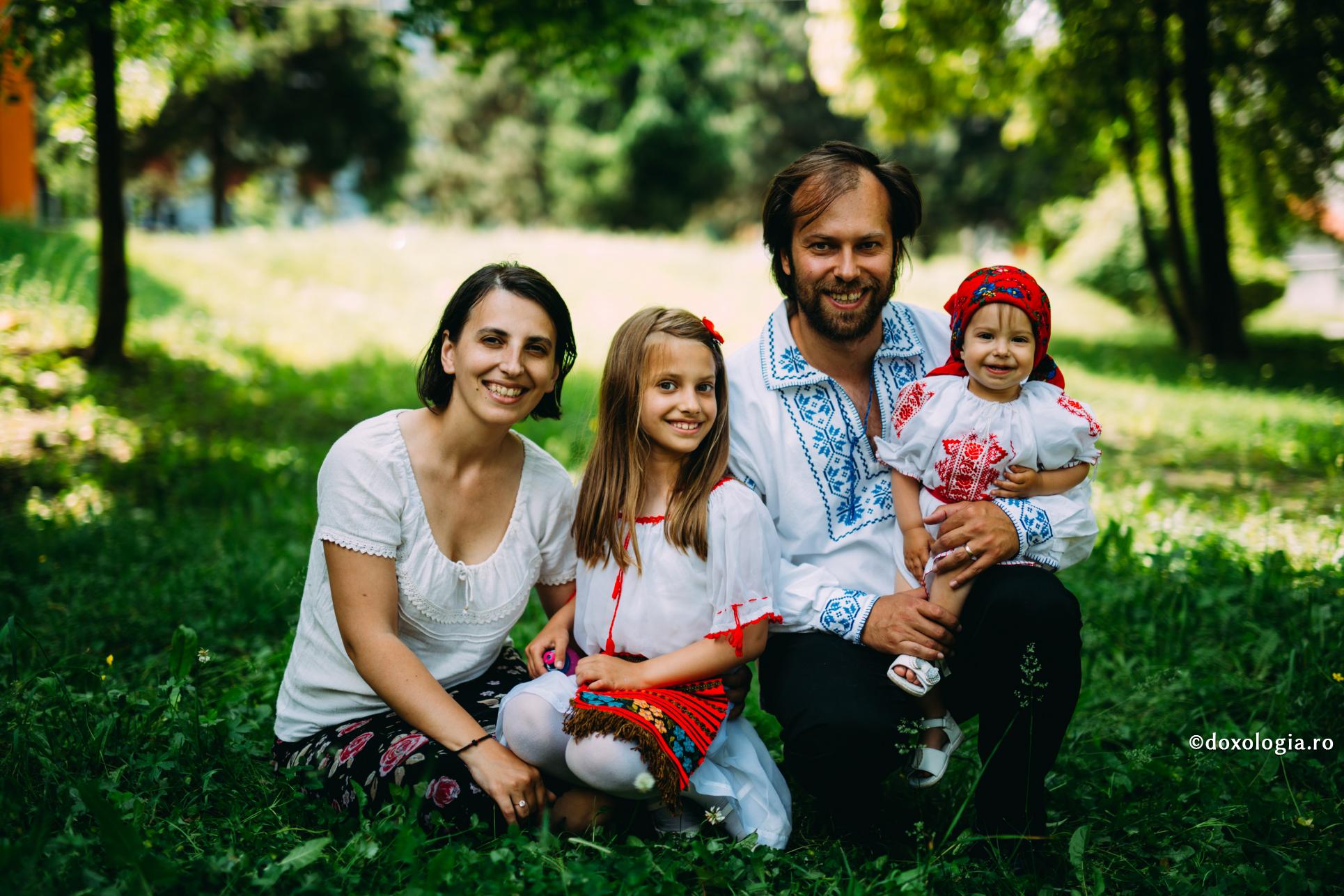 Bucurați-vă de sărbători în familie / Foto: Pr. Benedict Both familie în natură