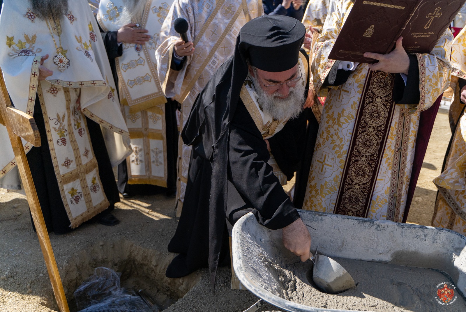 PS Ignatie: „Orice biserică este o poartă care ne deschide înspre perspectiva realităților spirituale, dincolo de lumea aceasta”