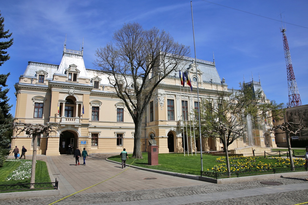 Un pictor bisericesc a fost premiat de trei instituții, la Conferința „Religie, medicină, știință și artă”: Artistul Grigore Popescu-Muscel a primit Crucea „Sfântul Ierarh Dosoftei”