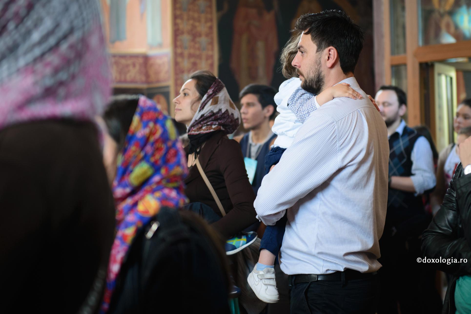 Viața duhovnicească vie – izvor de pace și bucurie atât în viața personală, cât și în viața de familie / Foto: Oana Nechifor tată cu copilul în brațe în biserică