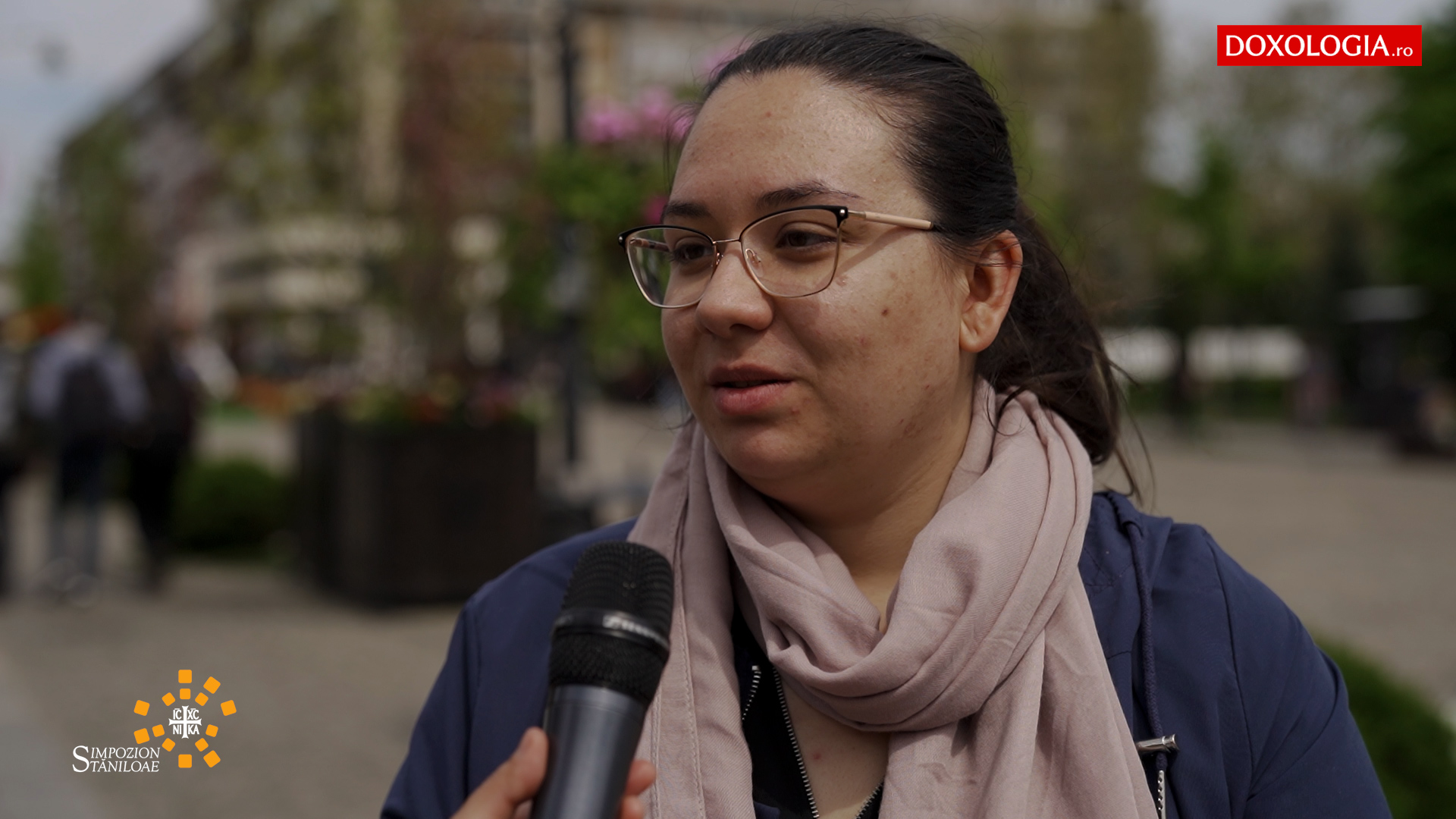 (Video) Sfinte Liturghii în online – rugăciuni cu har și cu dor de timpuri mai bune