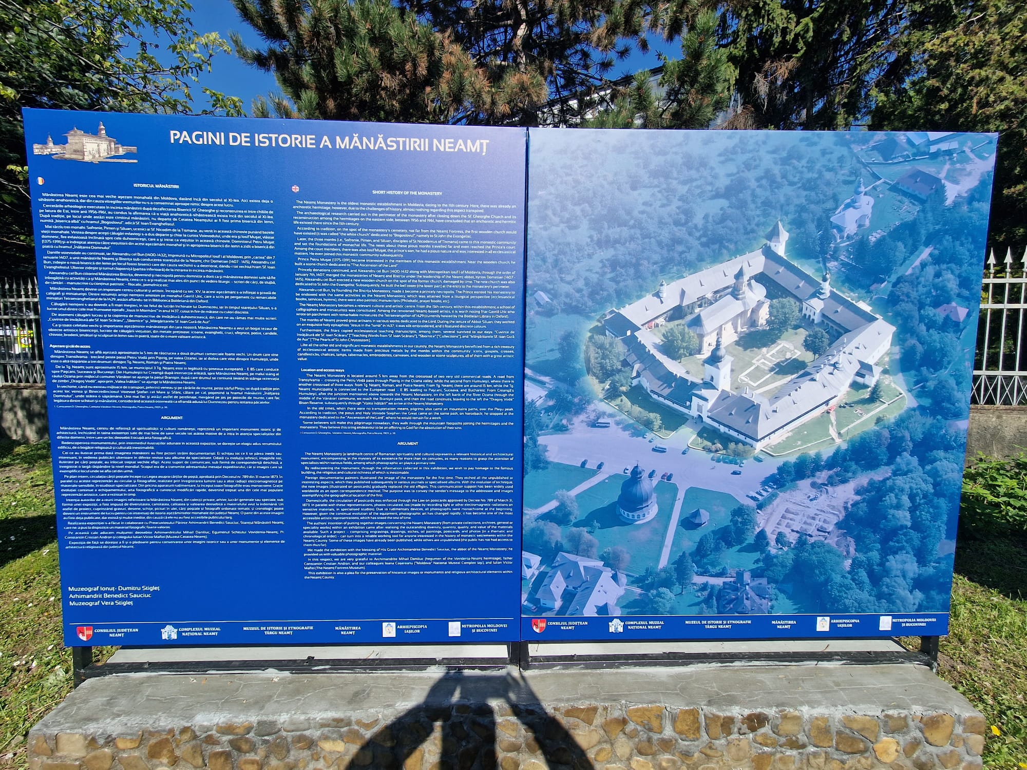 Pagini de istorie a Mănăstirii Neamț din cărți poștale și imagini vechi – expoziție inedită la Muzeul de Istorie și Etnografie Târgu Neamț