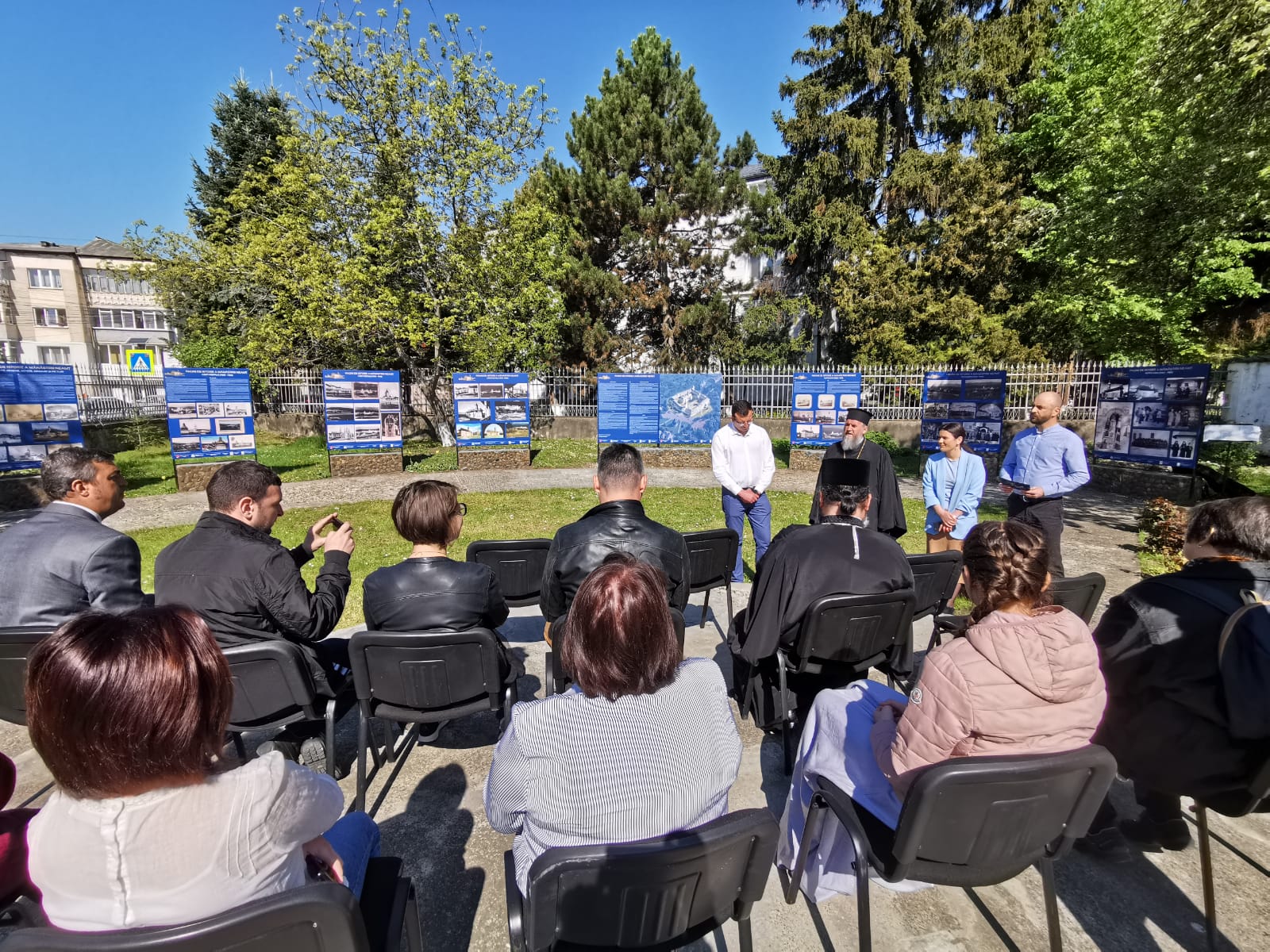 Pagini de istorie a Mănăstirii Neamț din cărți poștale și imagini vechi – expoziție inedită la Muzeul de Istorie și Etnografie Târgu Neamț