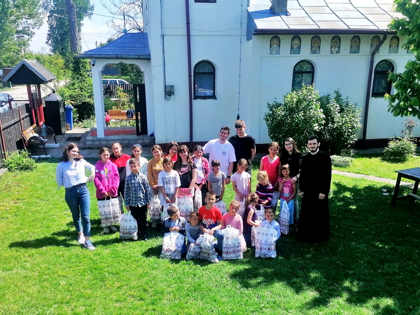 Voluntari ai Colegiului „Sfântul Nicolae”, prezenți printre copiii de la Parohia Șendreni