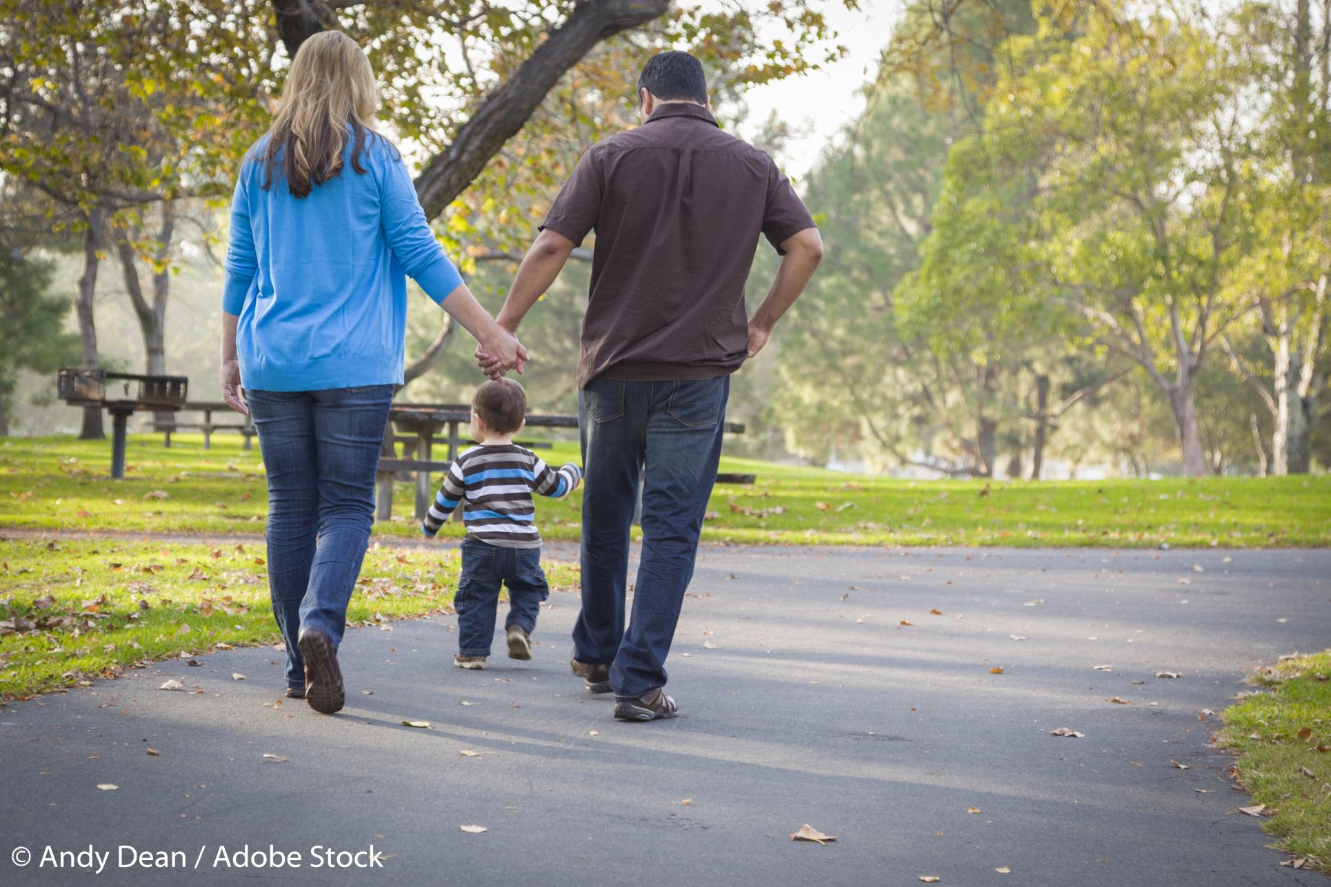 Мама гуляет в парке. Семья на прогулке. Счастливая семья на прогулке. Семья с детьми на прогулке. Родители с детьми на прогулке.