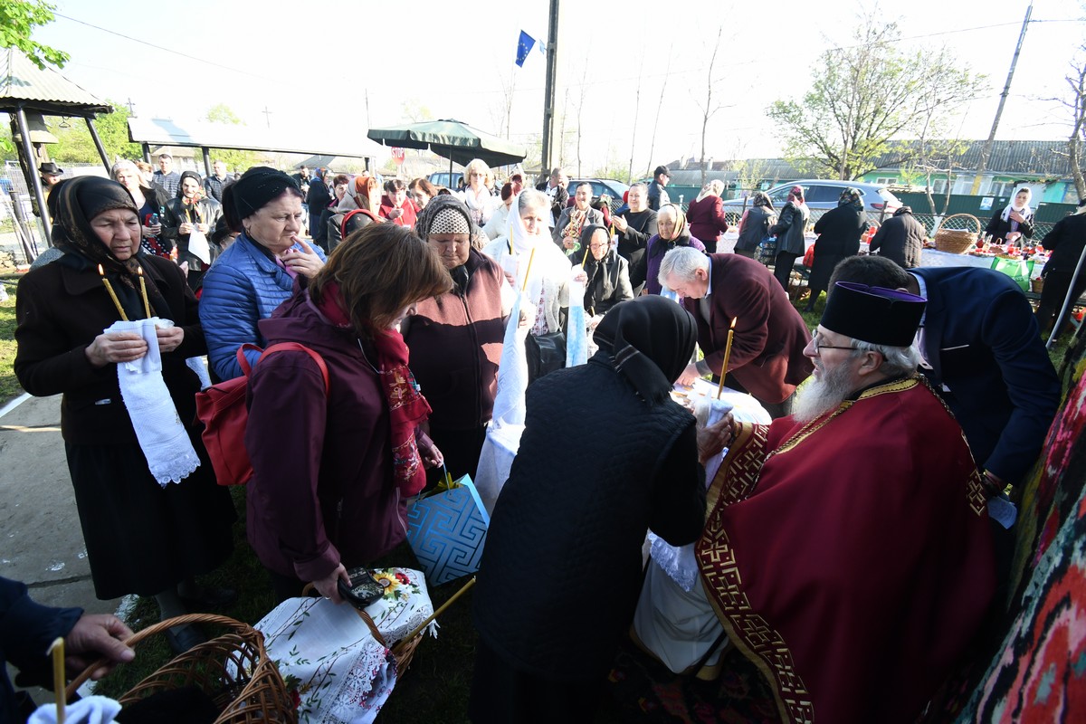 Fiii satului Andrieșeni s-au rugat la mormintele celor dragi, în Duminica Tomii