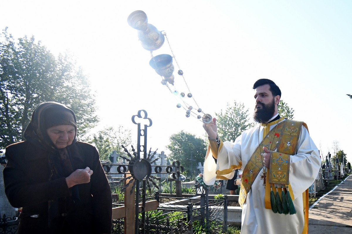 Fiii satului Andrieșeni s-au rugat la mormintele celor dragi, în Duminica Tomii