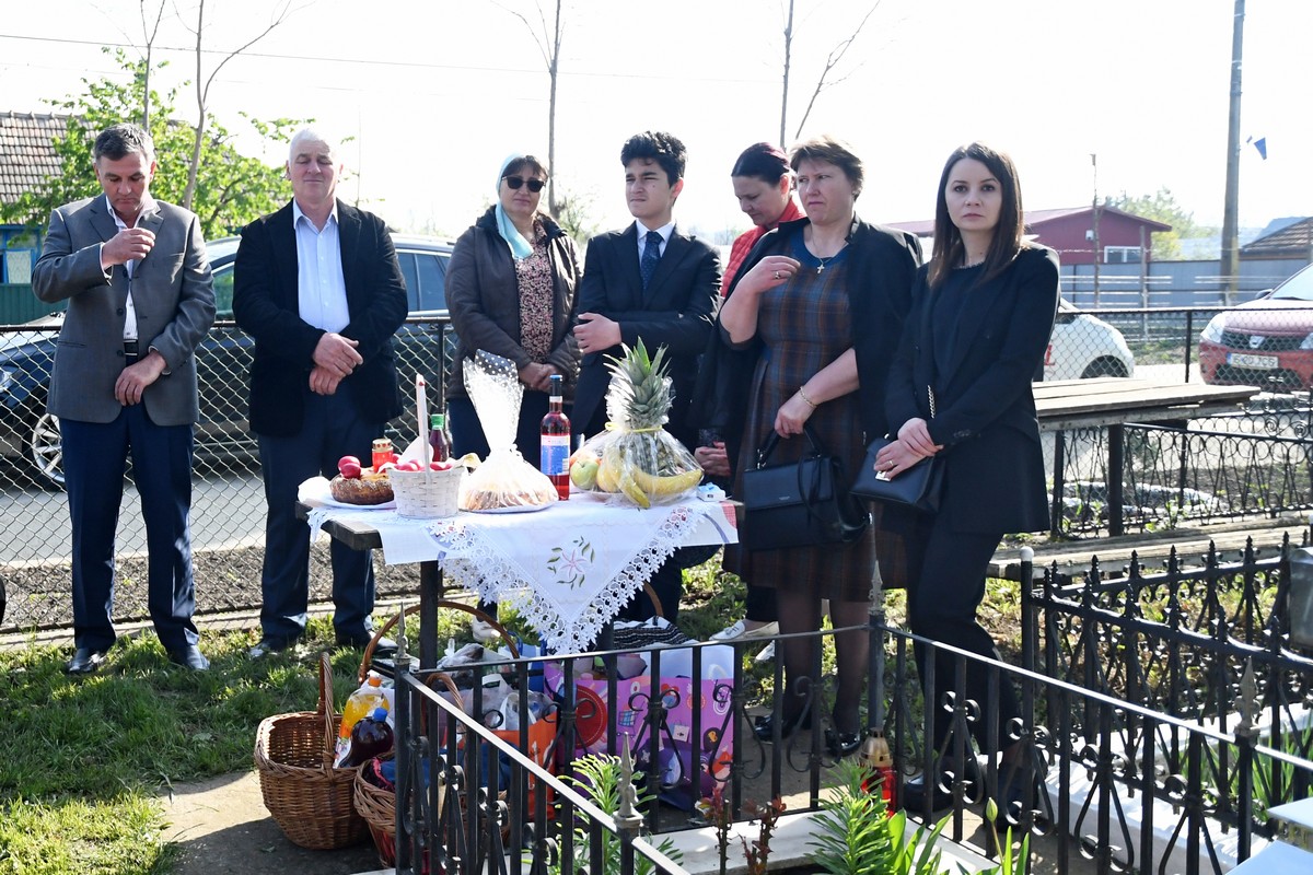 Fiii satului Andrieșeni s-au rugat la mormintele celor dragi, în Duminica Tomii
