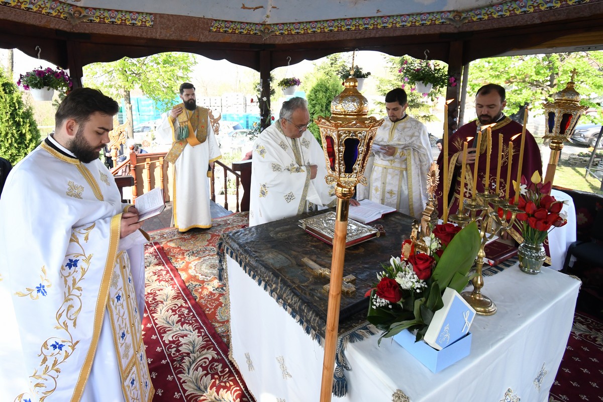 Fiii satului Andrieșeni s-au rugat la mormintele celor dragi, în Duminica Tomii