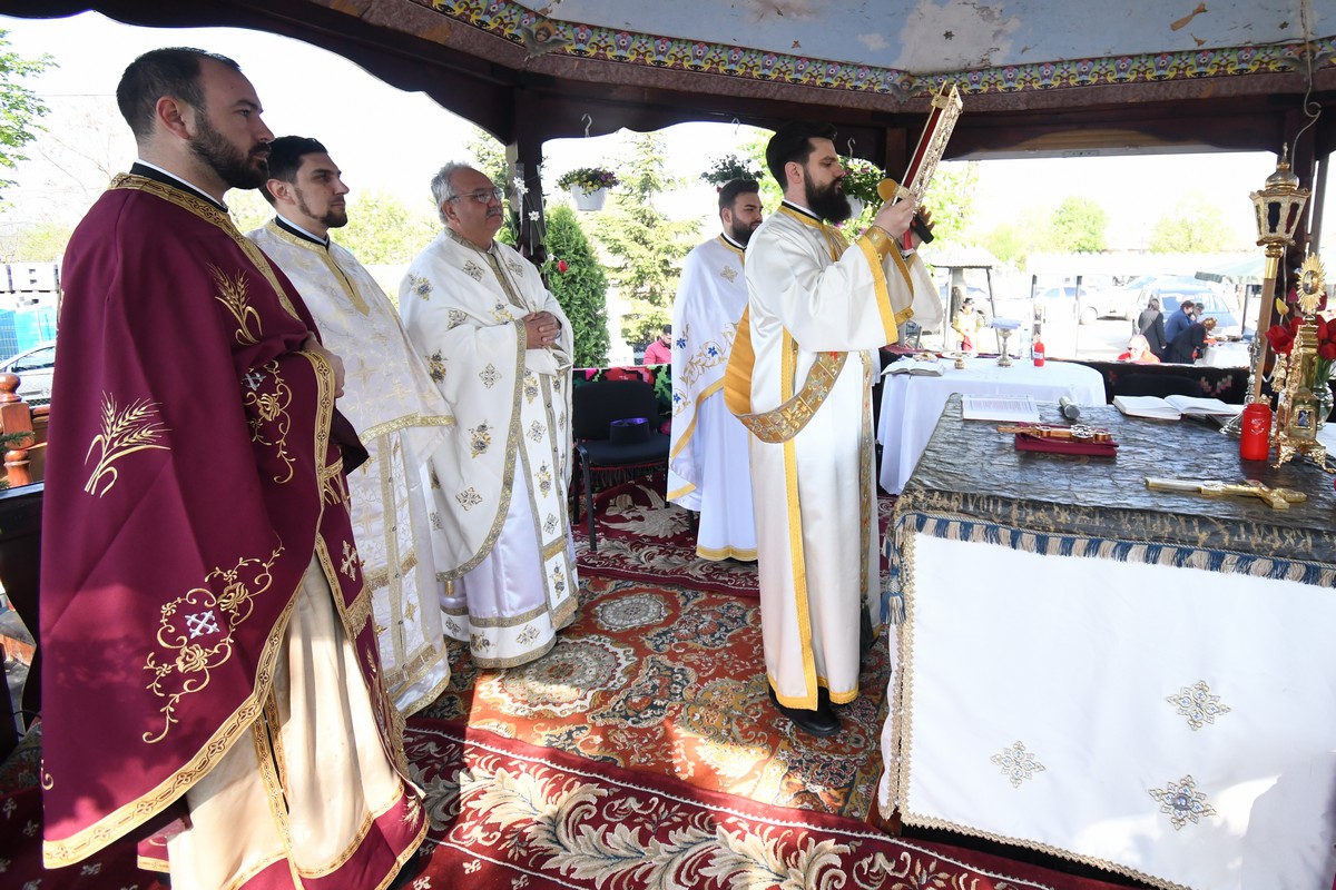 Fiii satului Andrieșeni s-au rugat la mormintele celor dragi, în Duminica Tomii