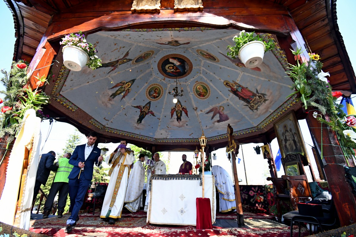 Fiii satului Andrieșeni s-au rugat la mormintele celor dragi, în Duminica Tomii