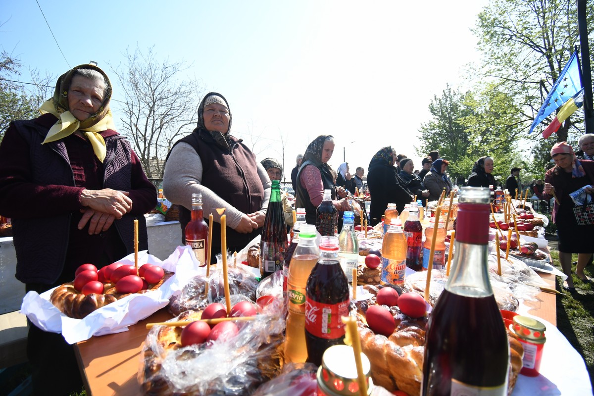 Fiii satului Andrieșeni s-au rugat la mormintele celor dragi, în Duminica Tomii