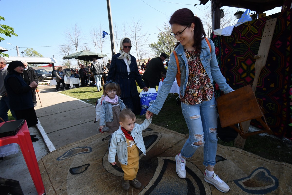 Fiii satului Andrieșeni s-au rugat la mormintele celor dragi, în Duminica Tomii