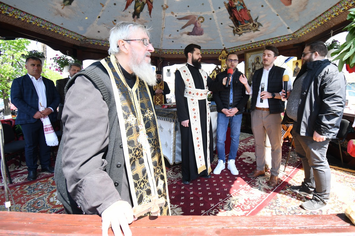 Fiii satului Andrieșeni s-au rugat la mormintele celor dragi, în Duminica Tomii