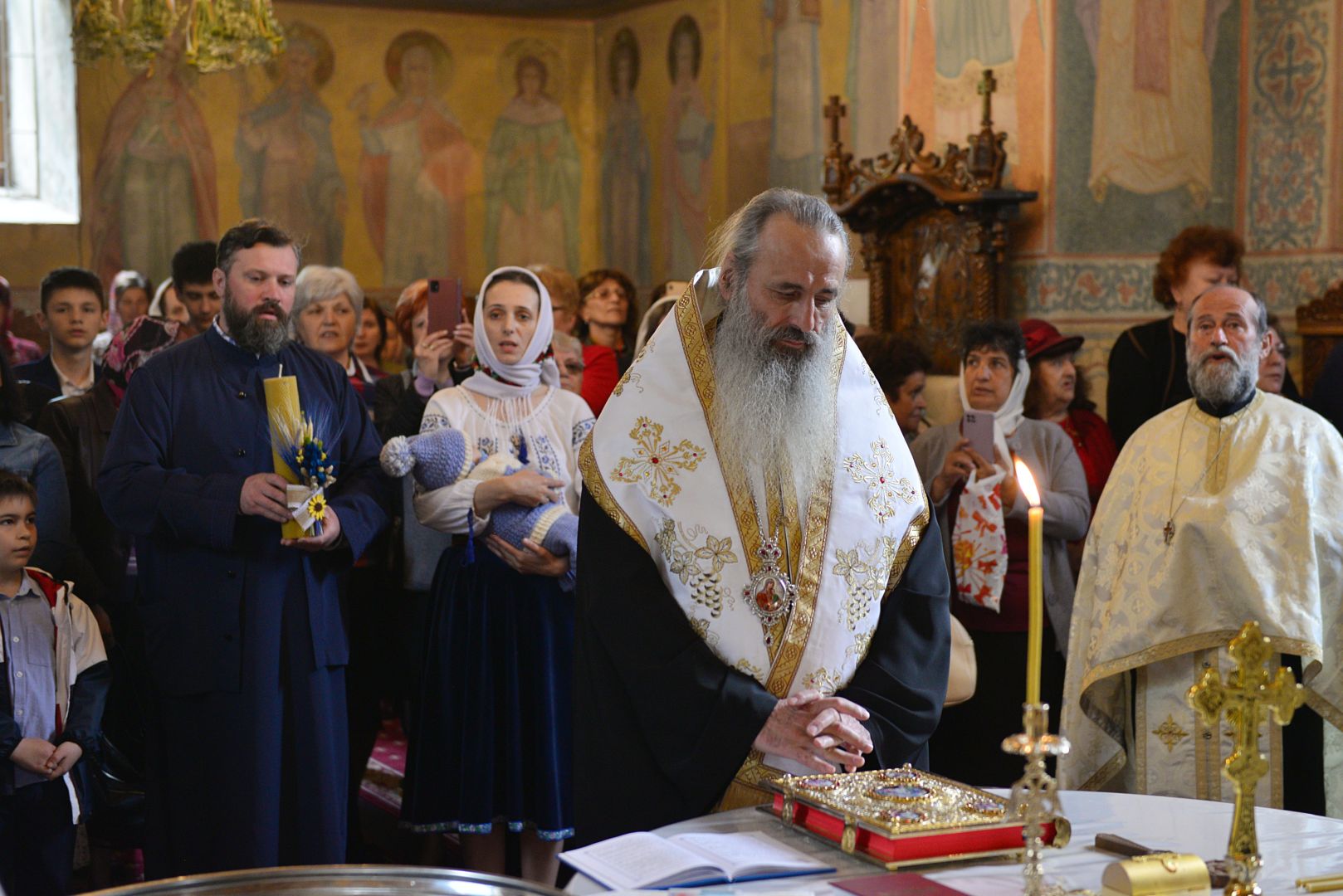 Părintele Mitropolit Teofan a săvârșit slujba Botezului pentru cel de-al optulea copil al familiei preotului Andrei Smeu