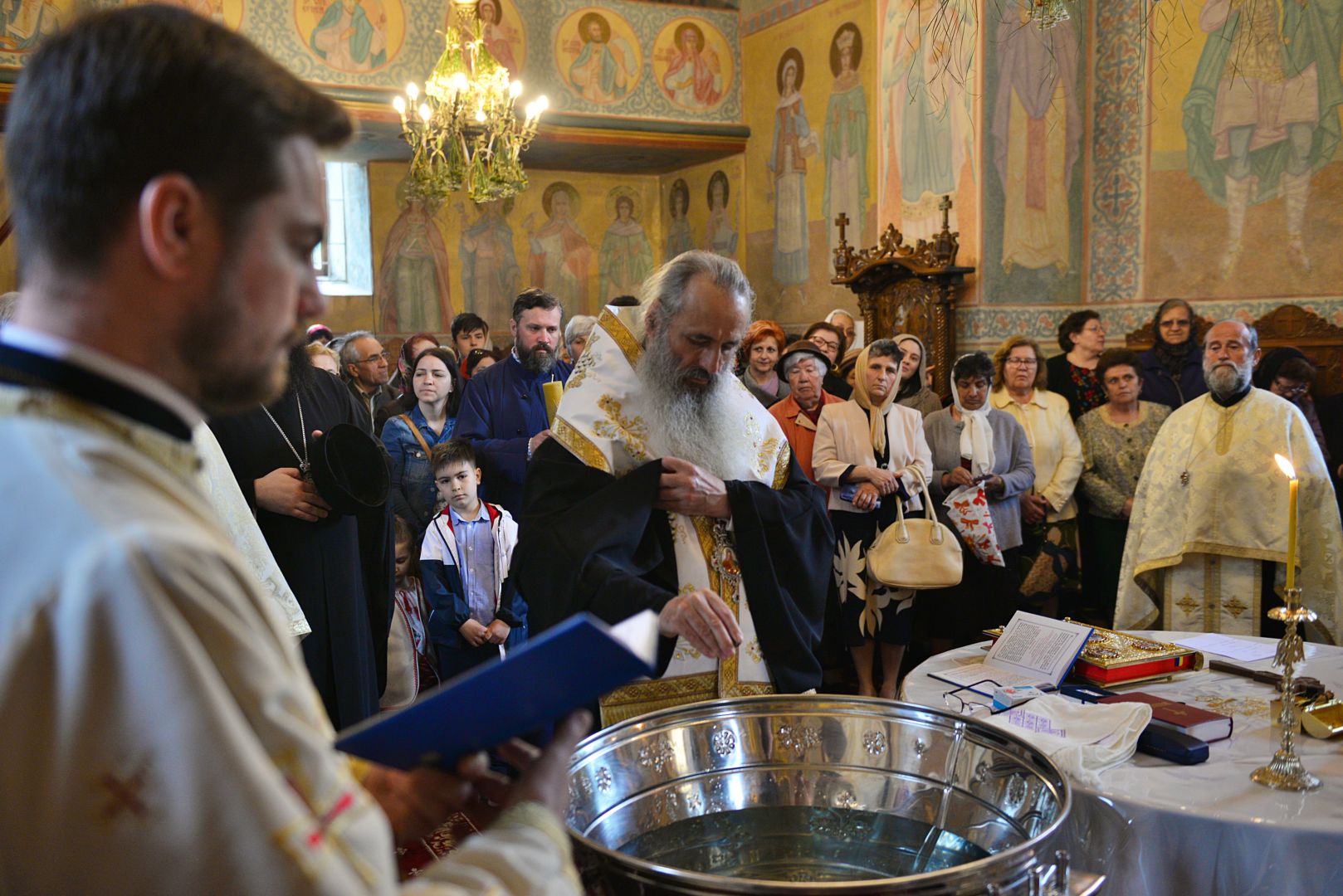 Părintele Mitropolit Teofan a săvârșit slujba Botezului pentru cel de-al optulea copil al familiei preotului Andrei Smeu