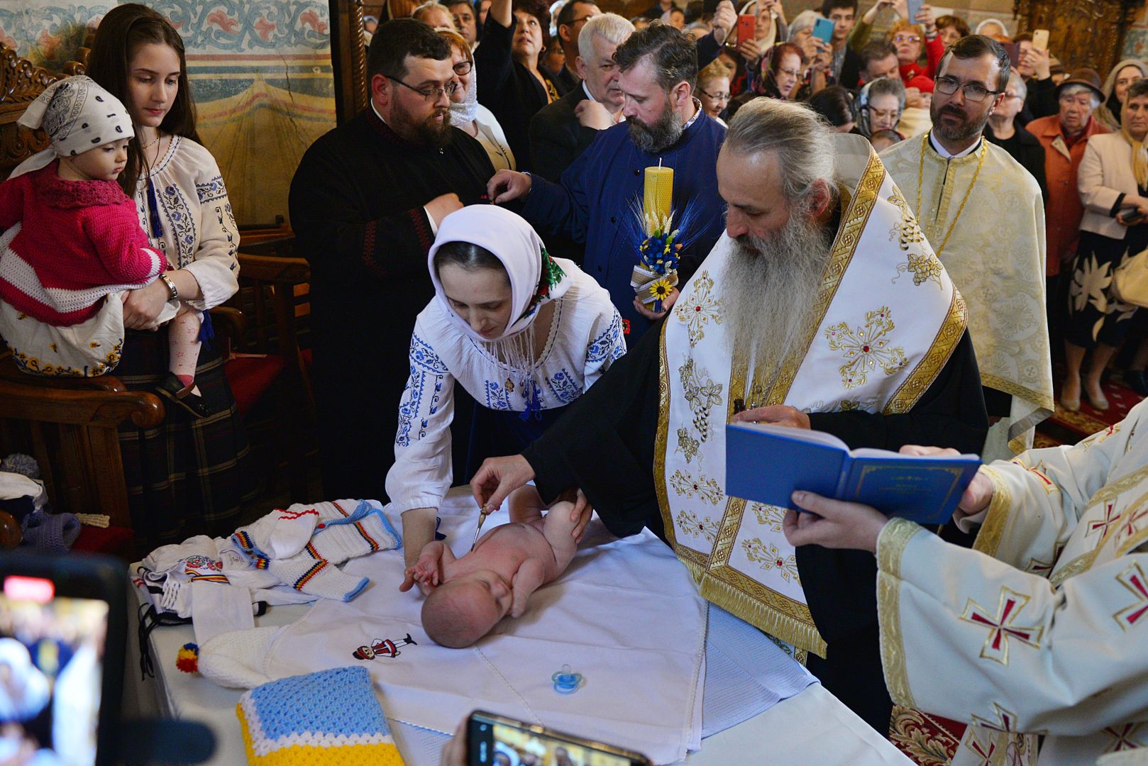 Părintele Mitropolit Teofan a săvârșit slujba Botezului pentru cel de-al optulea copil al familiei preotului Andrei Smeu
