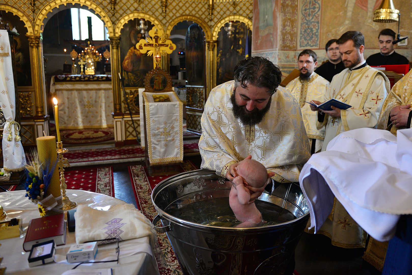 Părintele Mitropolit Teofan a săvârșit slujba Botezului pentru cel de-al optulea copil al familiei preotului Andrei Smeu