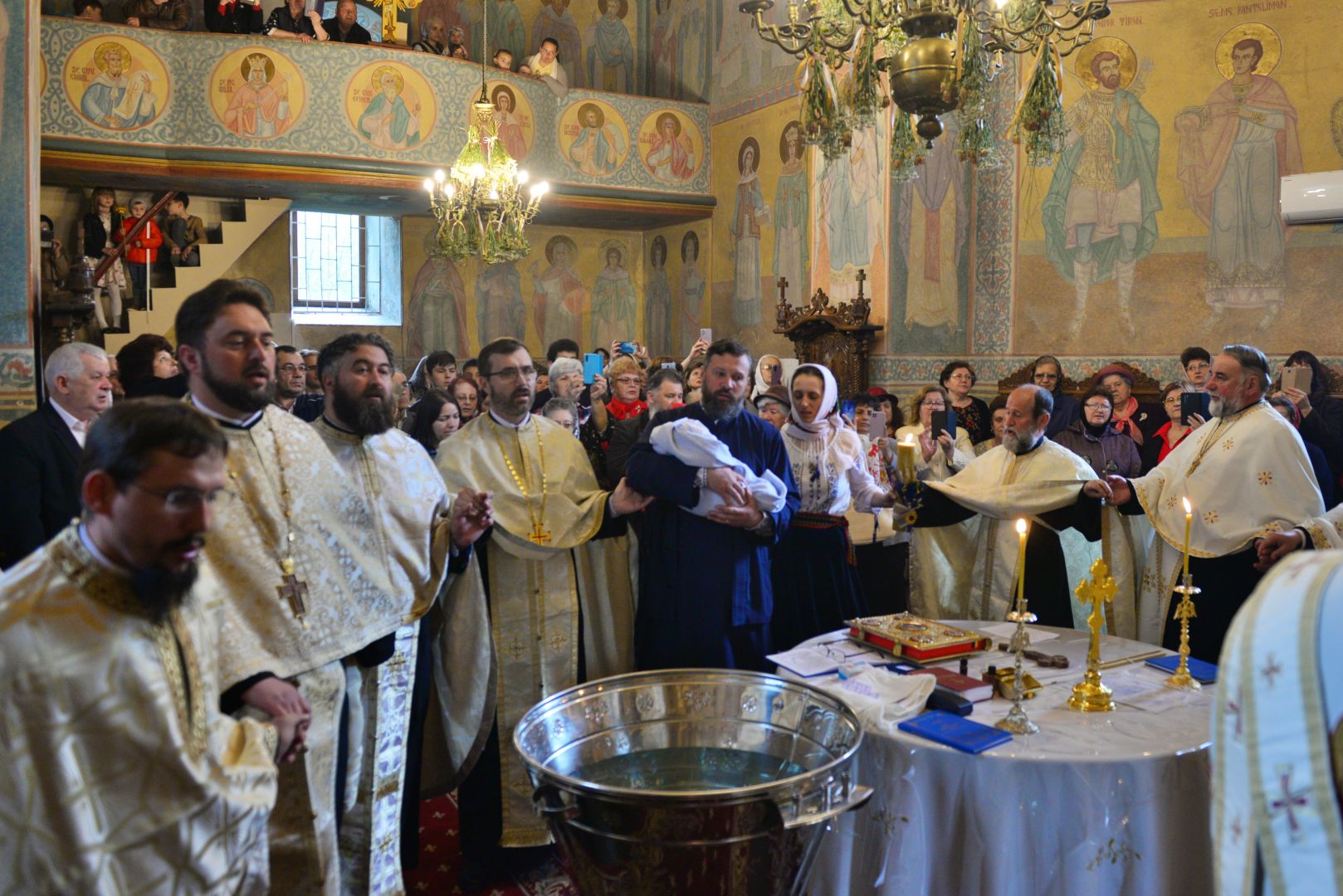 Părintele Mitropolit Teofan a săvârșit slujba Botezului pentru cel de-al optulea copil al familiei preotului Andrei Smeu