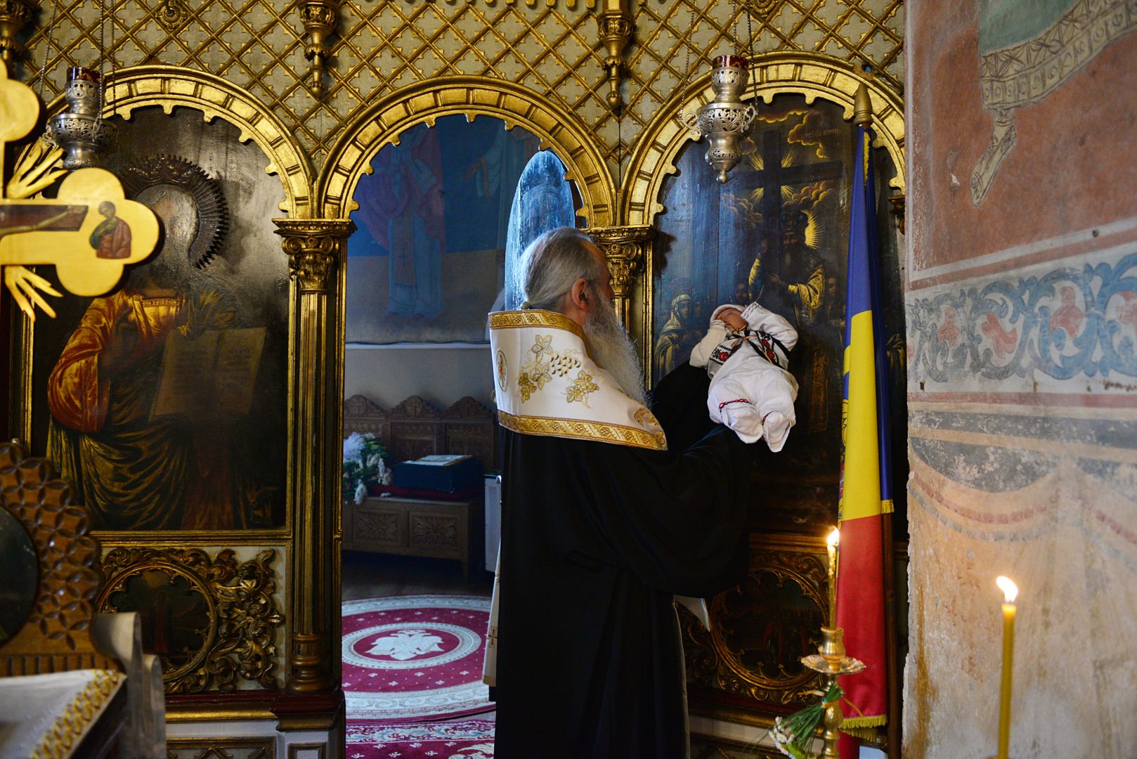 Părintele Mitropolit Teofan a săvârșit slujba Botezului pentru cel de-al optulea copil al familiei preotului Andrei Smeu