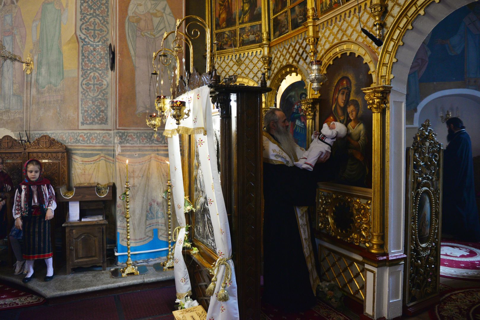 Părintele Mitropolit Teofan a săvârșit slujba Botezului pentru cel de-al optulea copil al familiei preotului Andrei Smeu