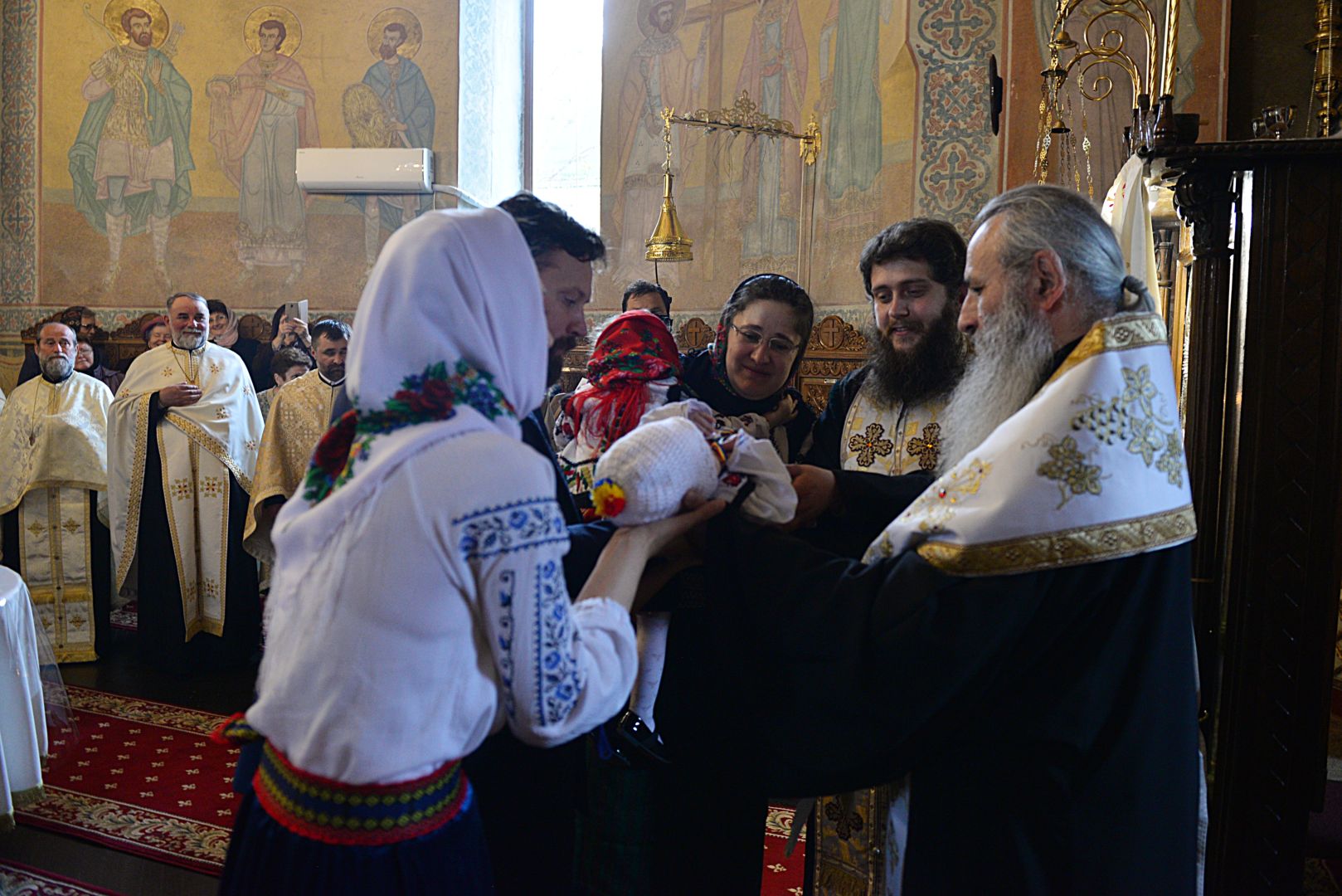 Părintele Mitropolit Teofan a săvârșit slujba Botezului pentru cel de-al optulea copil al familiei preotului Andrei Smeu