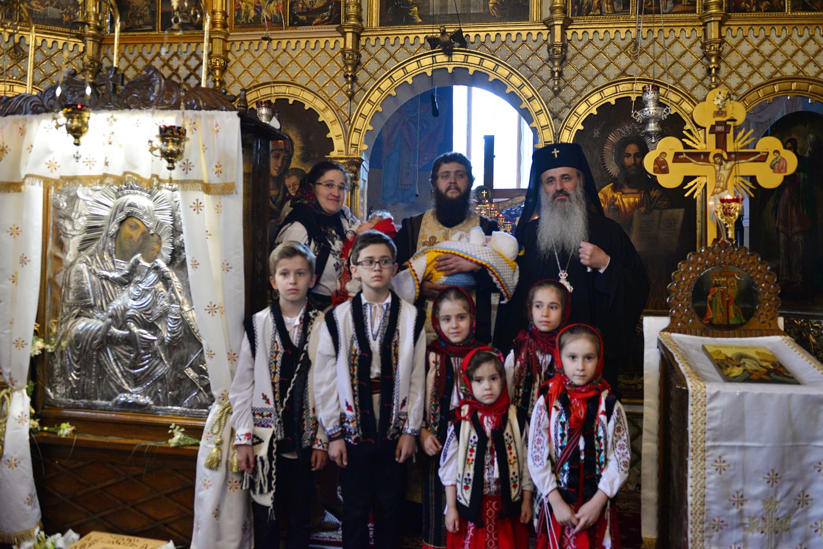 Părintele Mitropolit Teofan a săvârșit slujba Botezului pentru cel de-al optulea copil al familiei preotului Andrei Smeu