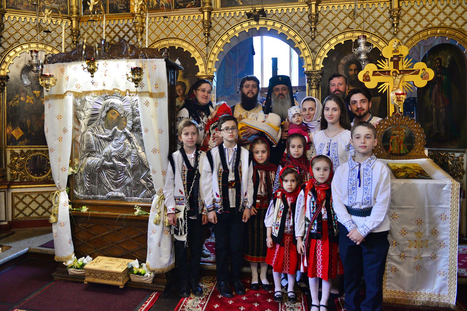 Părintele Mitropolit Teofan a săvârșit slujba Botezului pentru cel de-al optulea copil al familiei preotului Andrei Smeu