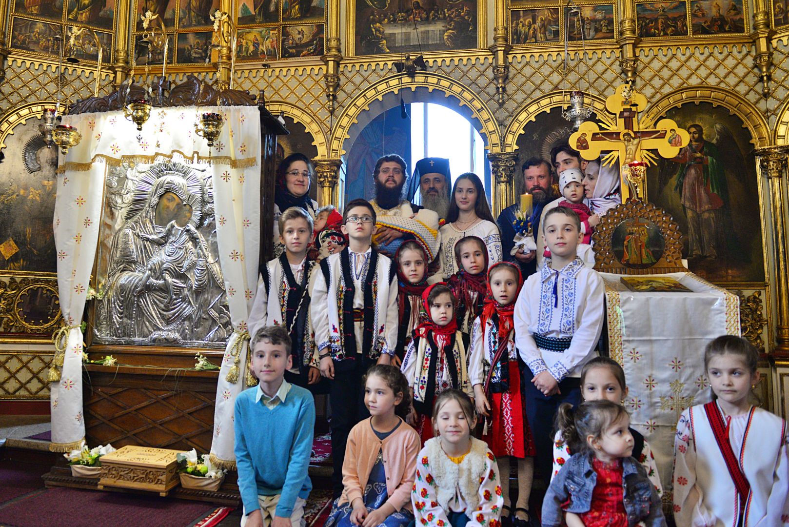 Părintele Mitropolit Teofan a săvârșit slujba Botezului pentru cel de-al optulea copil al familiei preotului Andrei Smeu