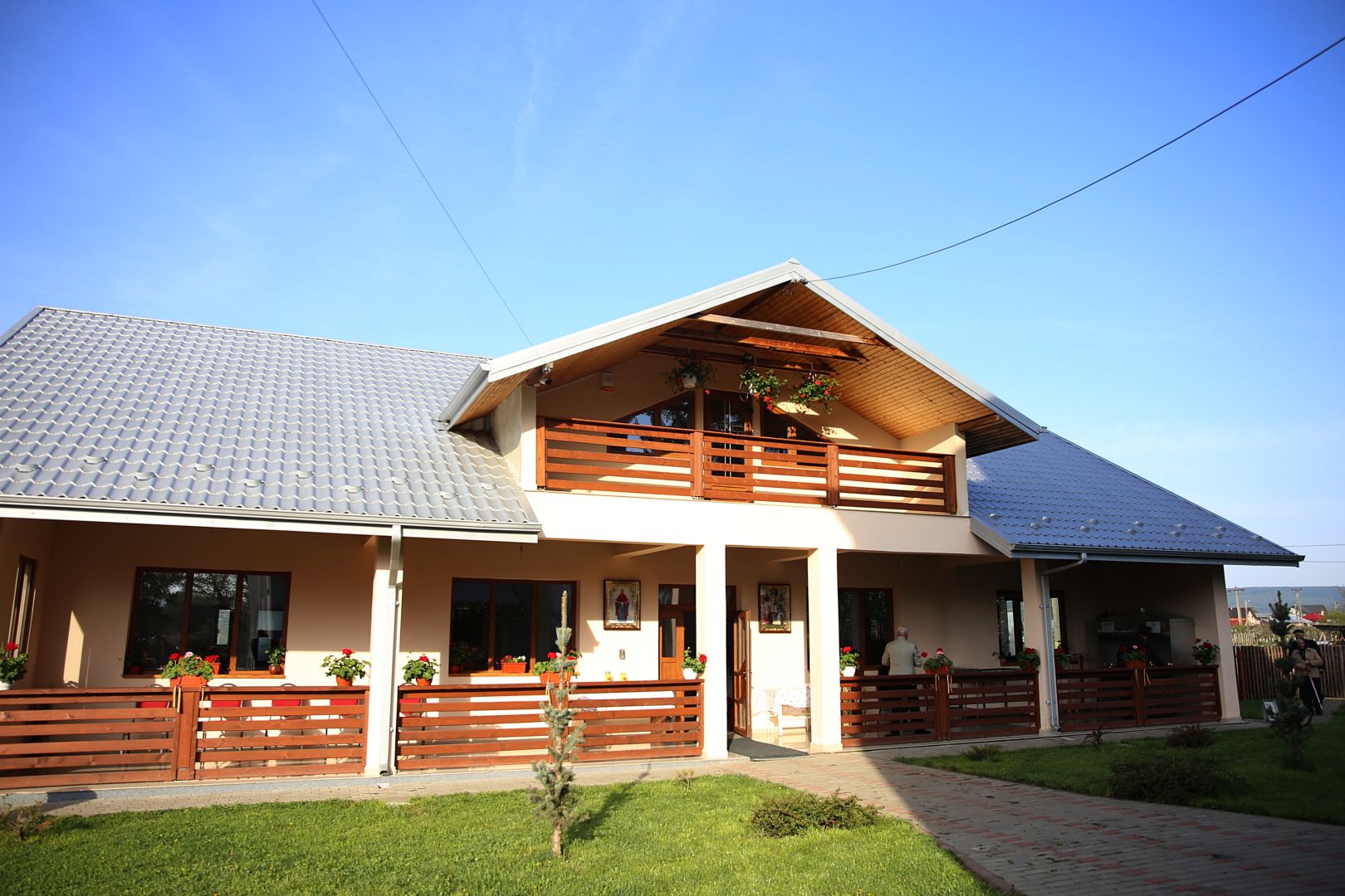 O biserică din 1849 a fost resfințită astăzi de Mitropolitul Moldovei și Bucovinei