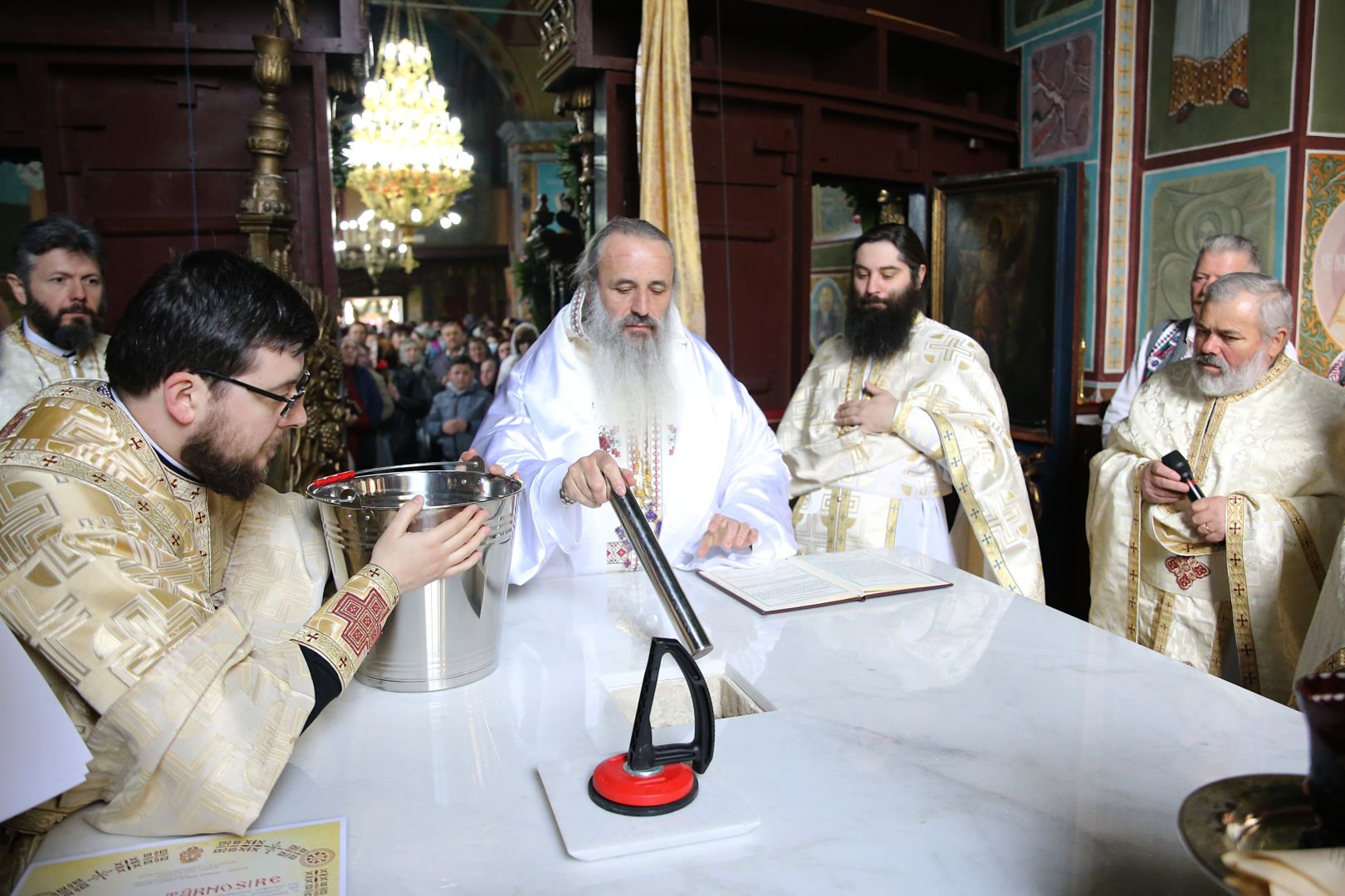 O biserică din 1849 a fost resfințită astăzi de Mitropolitul Moldovei și Bucovinei