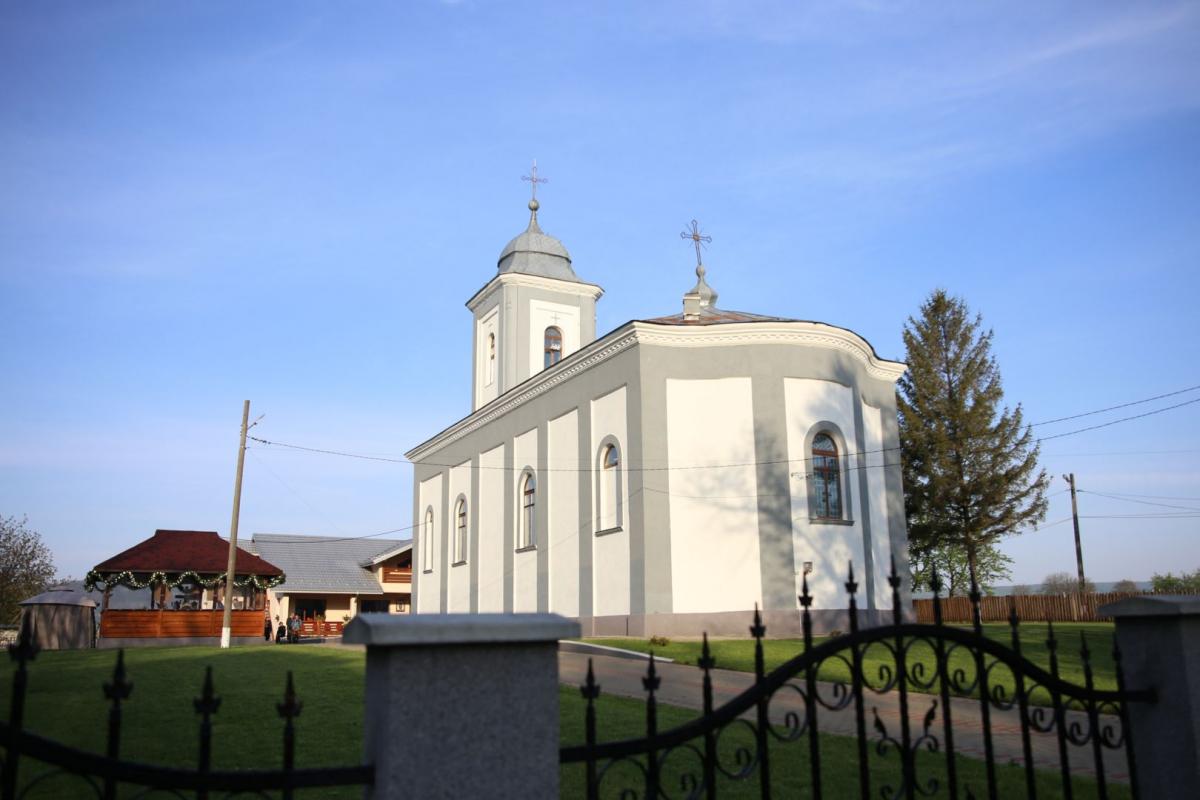 (Video) Biserica din Țibănești, veche de peste 170 de ani, a fost resfințită