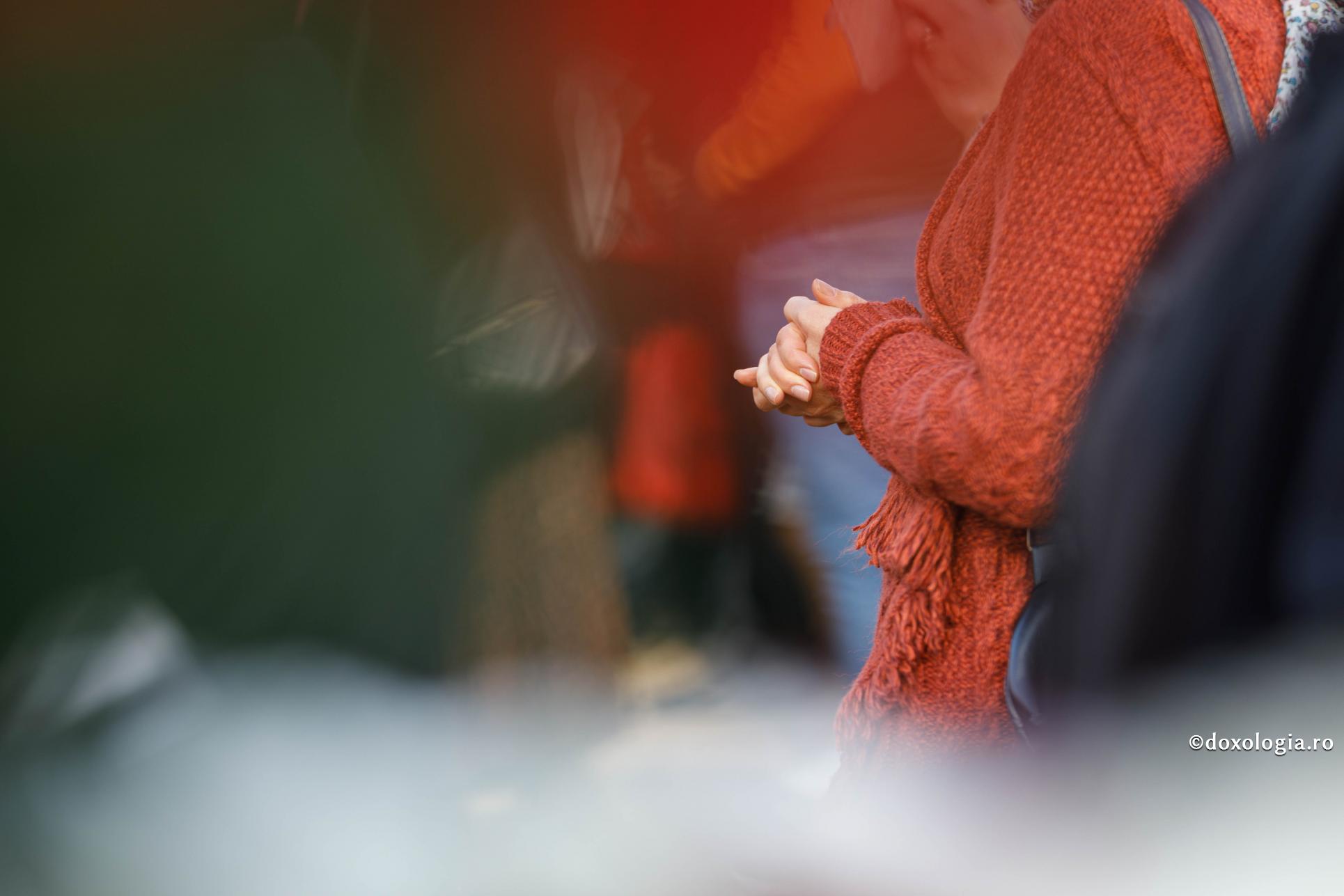 De ce Domnul nu ascultă rugăciunile noastre? / Foto: Oana Nechifor mâini împreunate