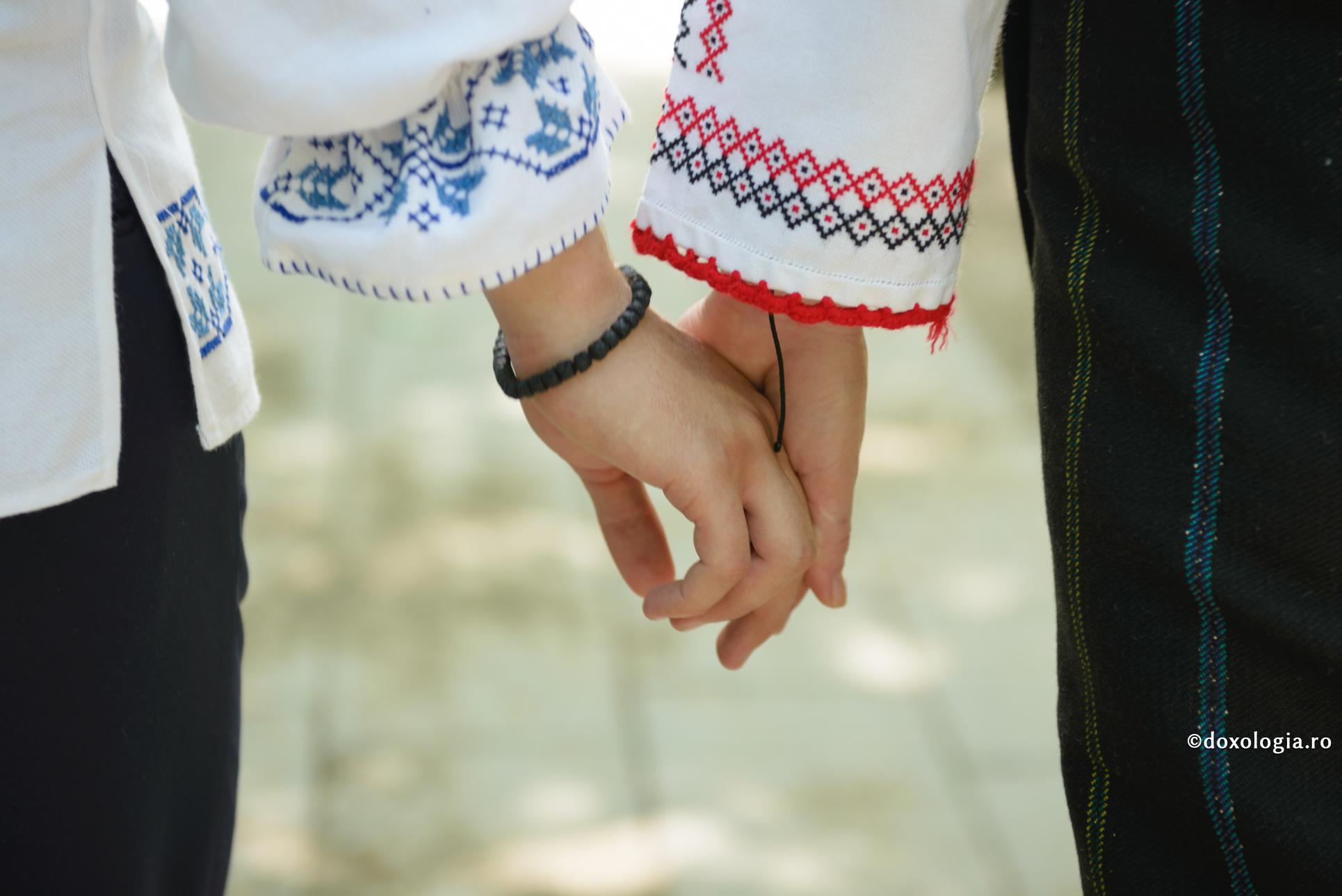 Purtând în doi povara suferinței, ea devine de două ori mai ușoară