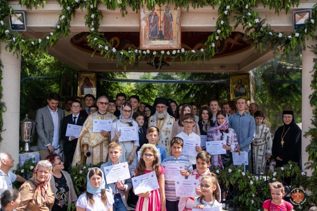 Olimpicii la religie, premiați la hramul Bisericii „Sfinţii Împăraţi Constantin şi Elena” din Bacău