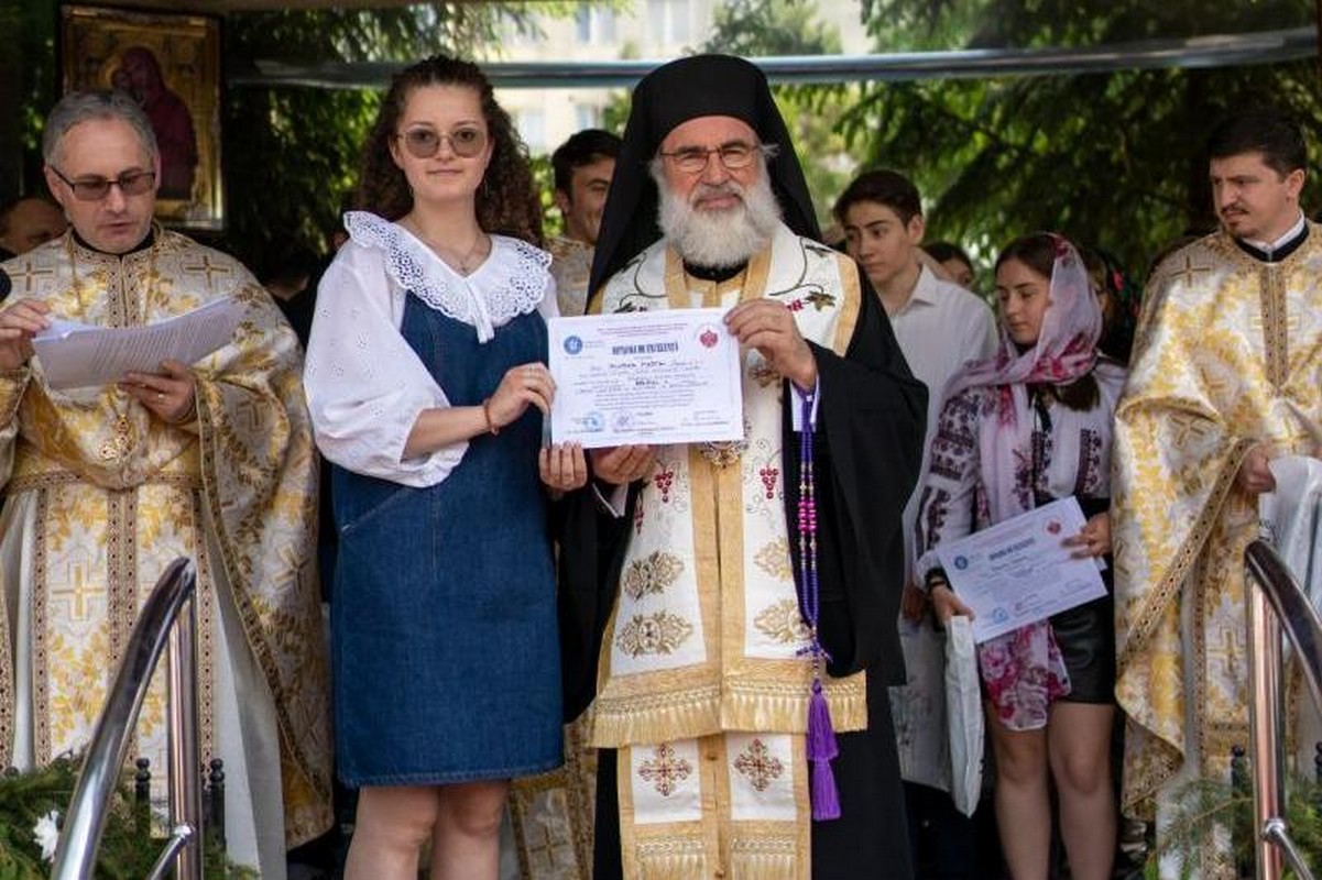 Olimpicii la religie, premiați la hramul Bisericii „Sfinţii Împăraţi Constantin şi Elena” din Bacău