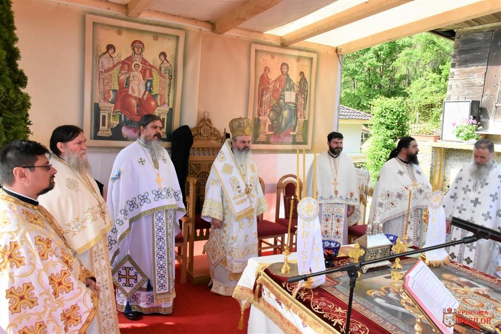 PS Ignatie: „Să ne ajute Sfântul Nicolae să fim oameni cu o credință profundă în Dumnezeu, să-L percepem ca pe Prietenul nostru, Căruia avem curajul să-I spunem tot ceea ce avem în inimă”