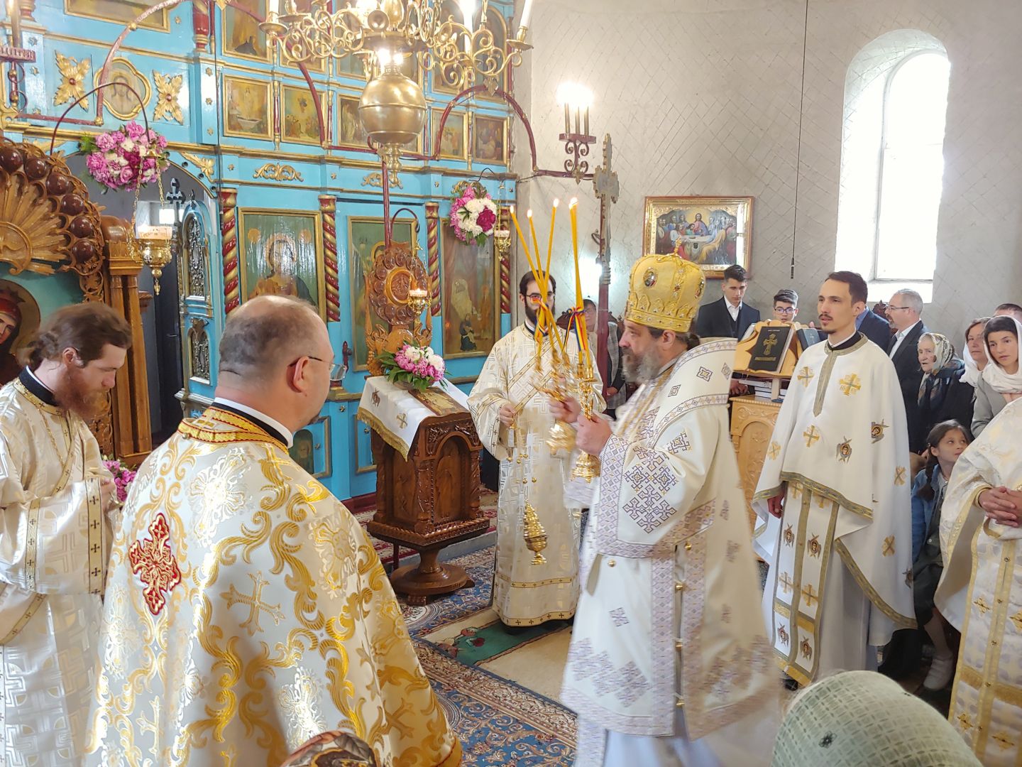 Slujbă arhierească la Parohia ieșeană Vulturi