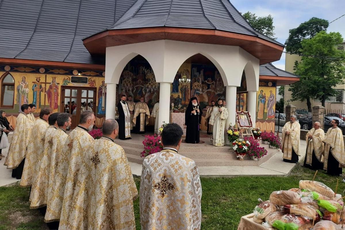 Vecernie arhierească în Parohia „Sfinții Împărați Constantin și Elena” din Roman