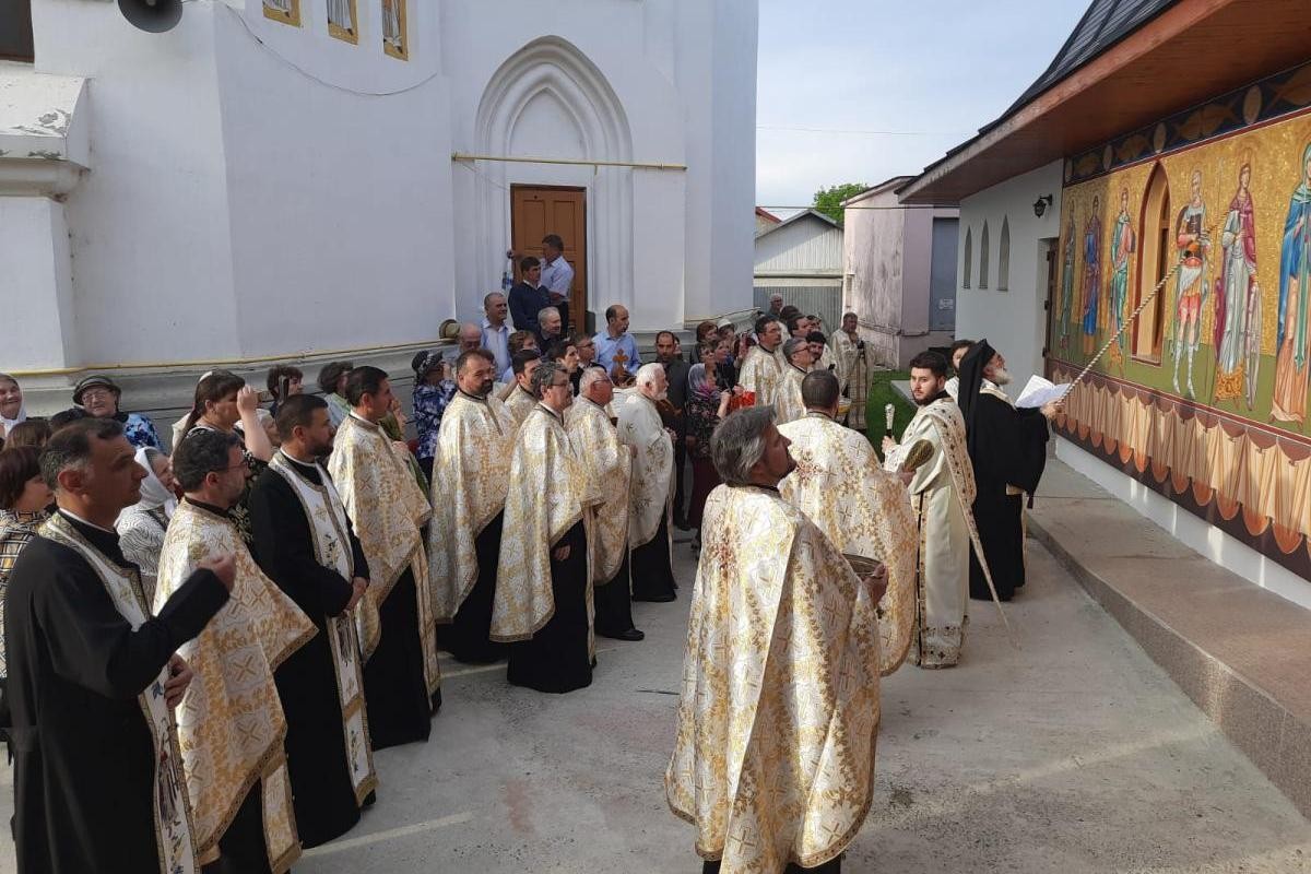 Vecernie arhierească în Parohia „Sfinții Împărați Constantin și Elena” din Roman