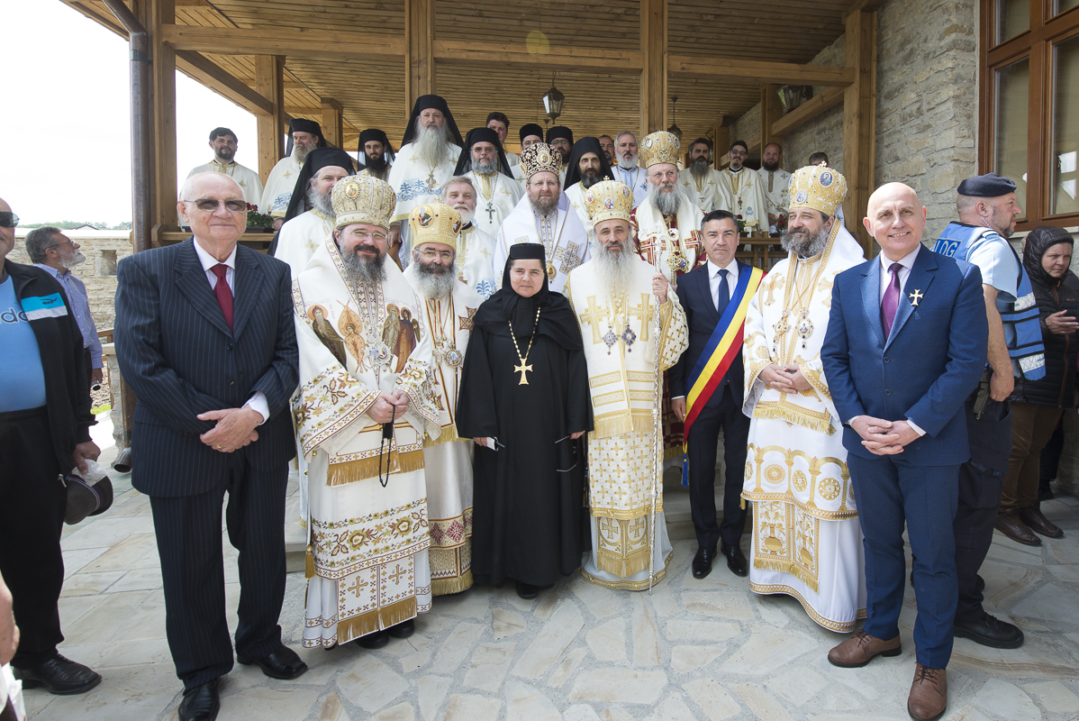 Șase ierarhi prezenți la slujbele de sfințire și binecuvântare ale ansamblului monahal de la Frumoasa