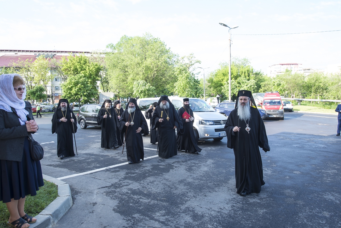 Șase ierarhi prezenți la slujbele de sfințire și binecuvântare ale ansamblului monahal de la Frumoasa