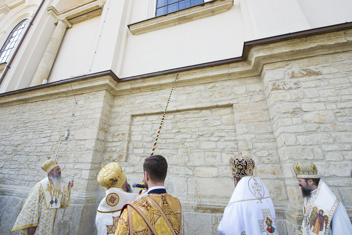 Șase ierarhi prezenți la slujbele de sfințire și binecuvântare ale ansamblului monahal de la Frumoasa
