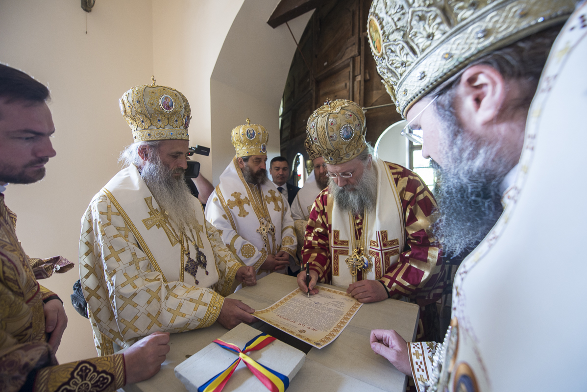 Șase ierarhi prezenți la slujbele de sfințire și binecuvântare ale ansamblului monahal de la Frumoasa