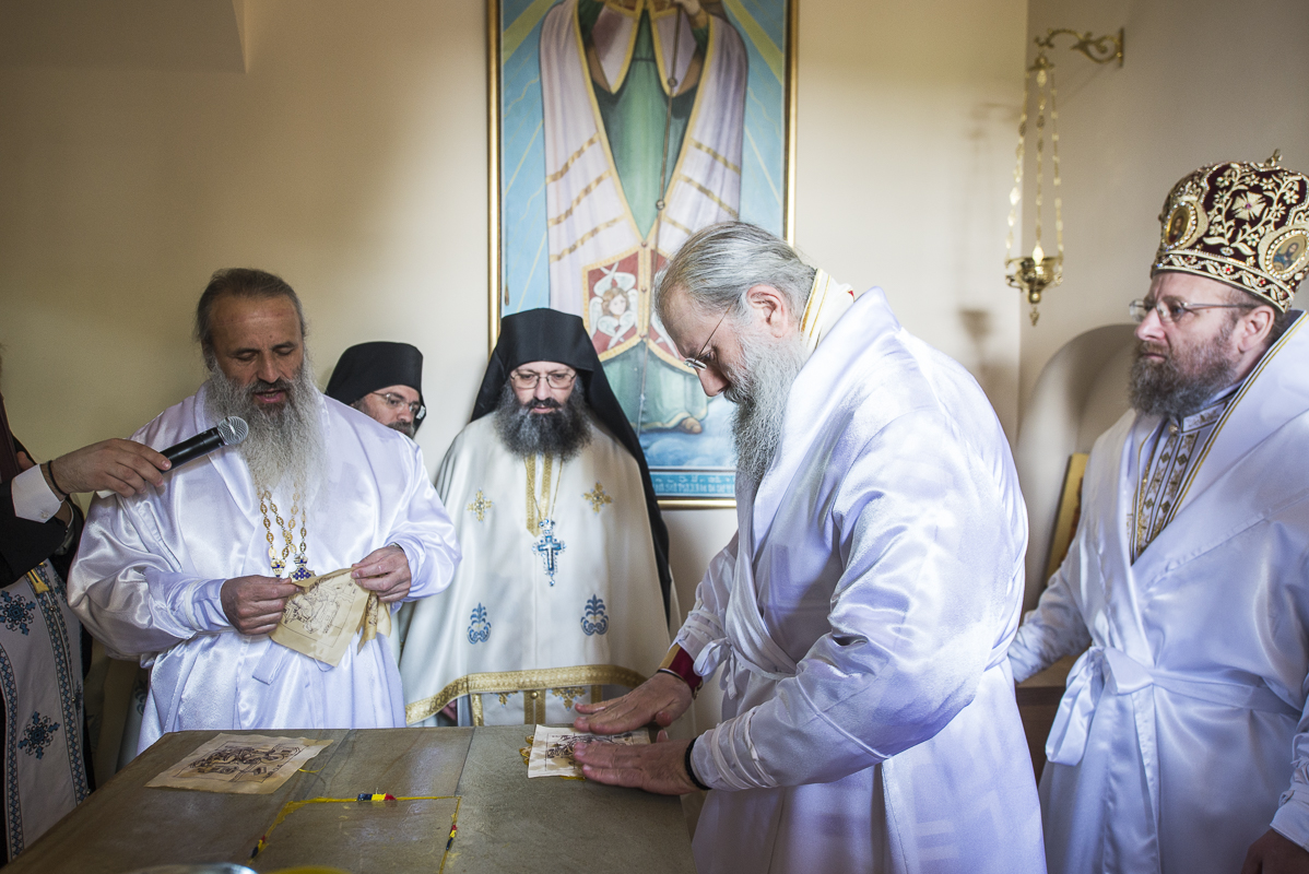 Șase ierarhi prezenți la slujbele de sfințire și binecuvântare ale ansamblului monahal de la Frumoasa