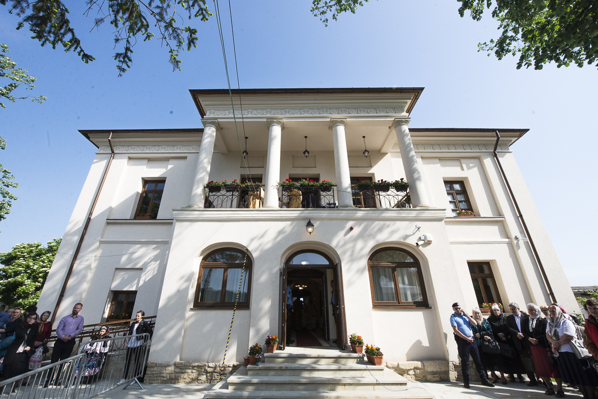 Șase ierarhi prezenți la slujbele de sfințire și binecuvântare ale ansamblului monahal de la Frumoasa