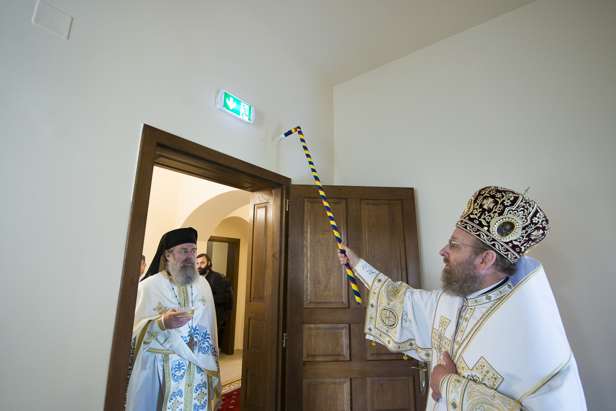 Șase ierarhi prezenți la slujbele de sfințire și binecuvântare ale ansamblului monahal de la Frumoasa